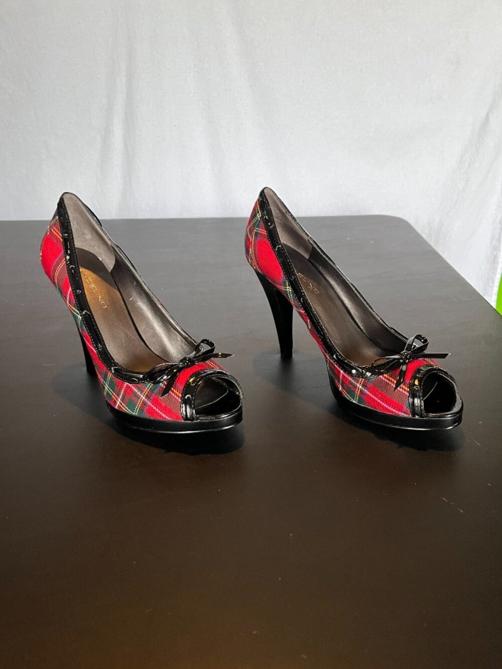 Bandolino Size 8.5M Red/Green Plaid Heels
